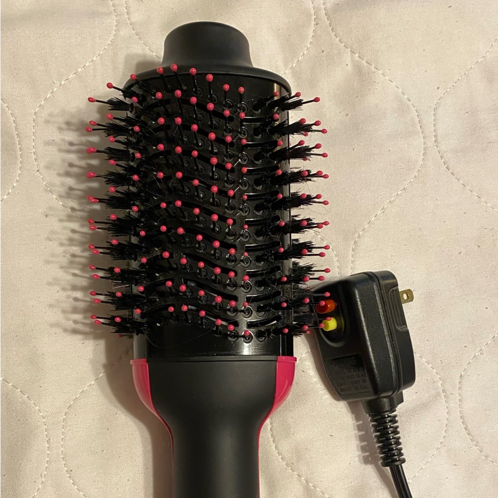 Revlon 3 in 1 hairdryer and volumizer. RVD5222
(A012)